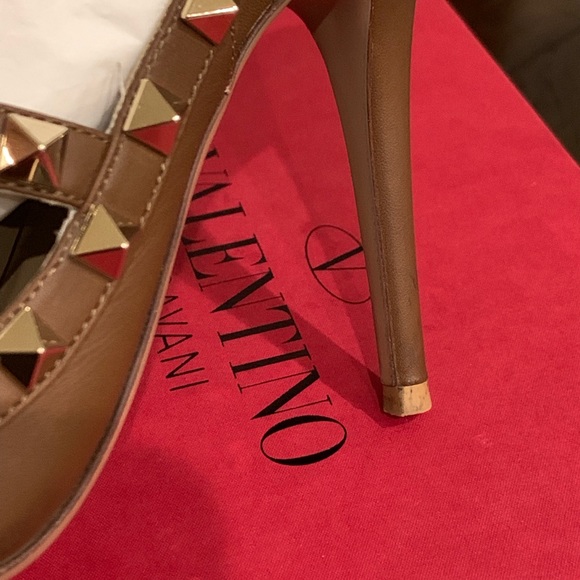 Rockstud Grainy Leather Ankle Strap Pump Color Y11 - Picture 6 of 8